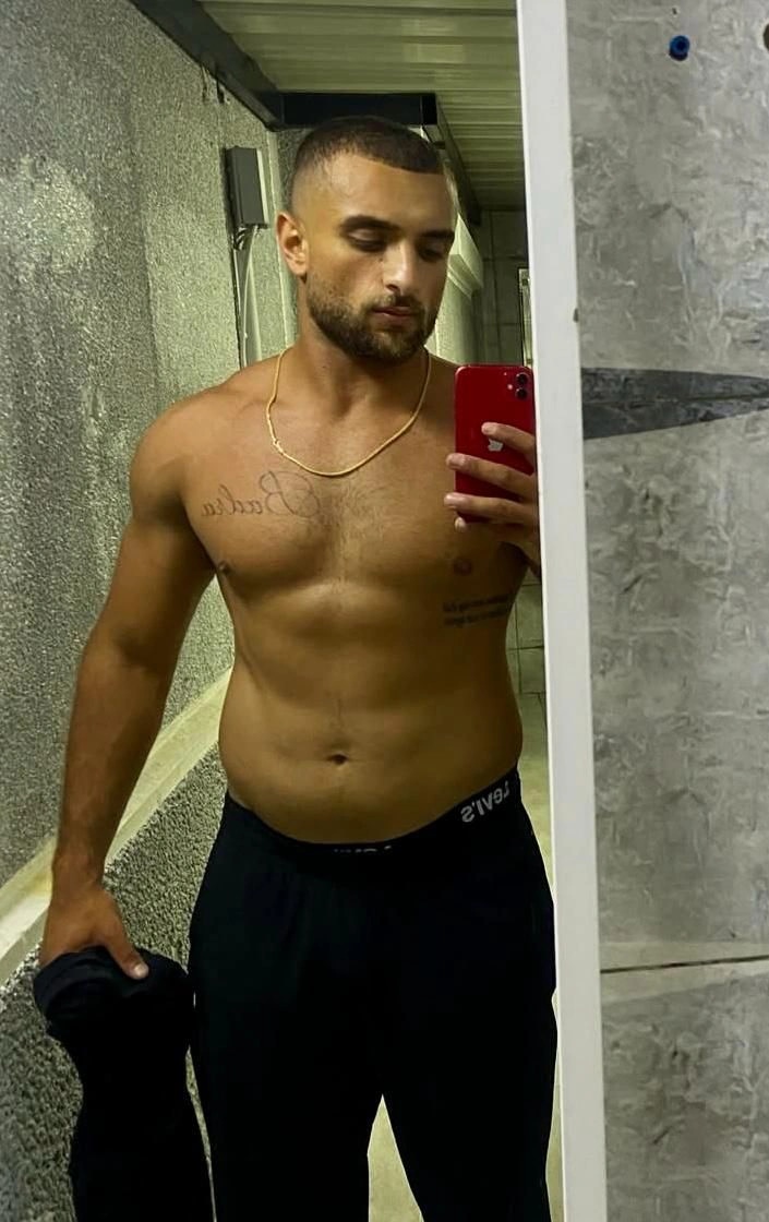 Ramez Asaad's mirror check-in photo in the gym